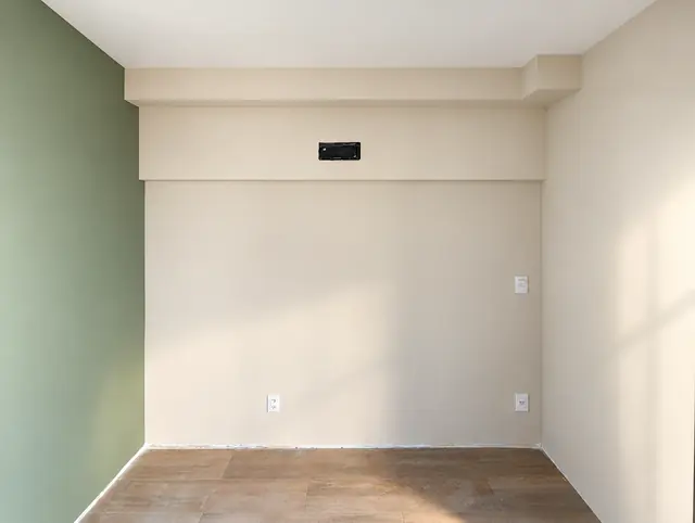 Quarto com parede preparada e caixa de passagem para o ar-condicionado