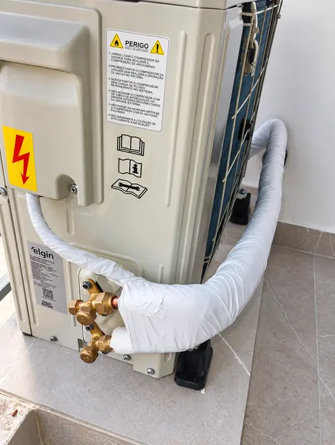 Condensadora Elgin com conexões de cobre e tubulação isolada