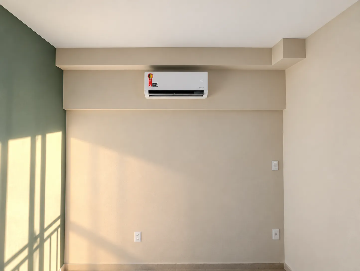 Depois: o mesmo quarto com o split instalado e a tubulação escondida