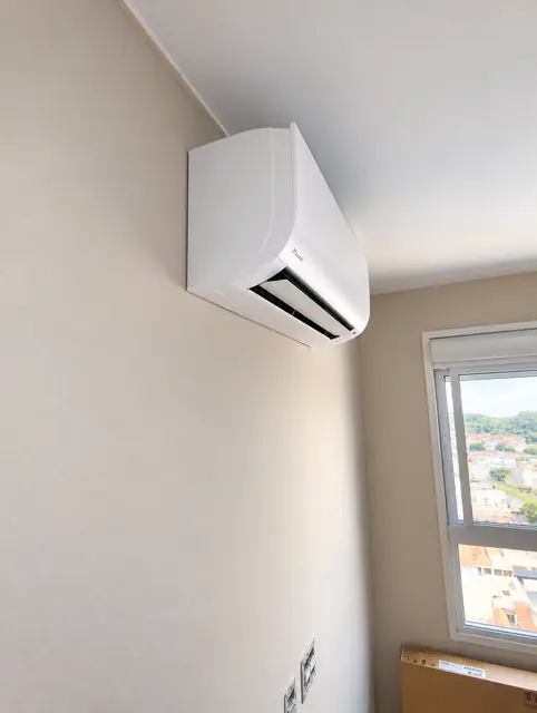Split instalado no canto do quarto junto à janela